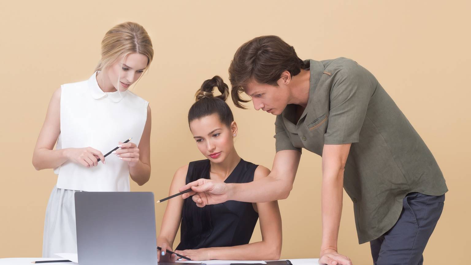 3-people-brainstorming